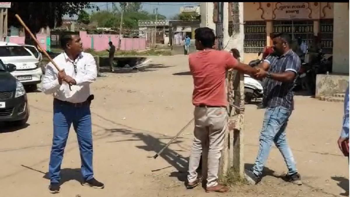 case-of-attack-during-garba-festival-in-kheda-police-publicly-beat-all-the-accused-watch-video