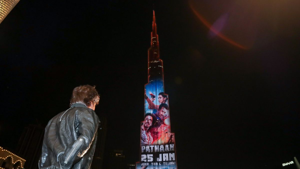 pathaan-trailer-on-burj-khalifa-shah-rukh-khan-fans-attend-the-event-in-large-numbers-76712