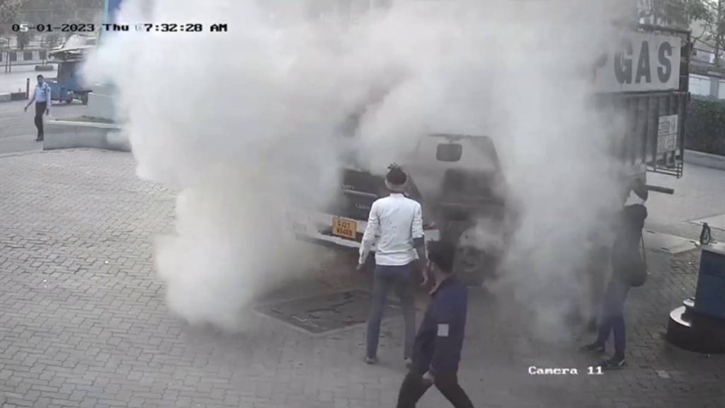 Surat Fire: ગેસ સિલિન્ડર ભરેલા ટેમ્પોમાં આગ, સમગ્ર ઘટના સીસીટીવીમાં કેદ ...