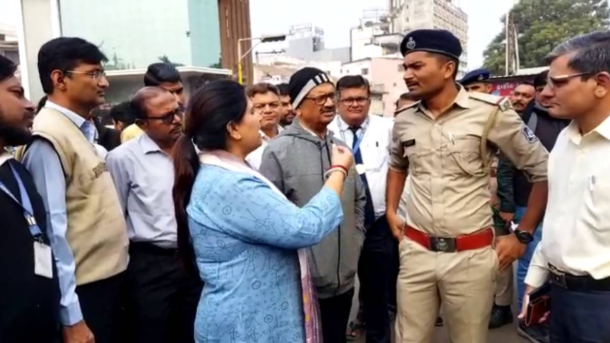 surat-mayor-herself-stepped-into-the-field-to-solve-the-traffic-problem-at-surat-railway-station-71095