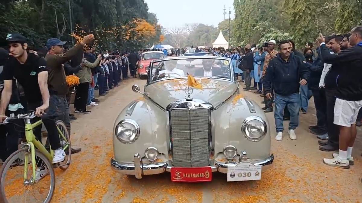 Vadodara Vintage Car Show વડોદરાના રસ્તા પર જોવા મળ્યો વૈભવી વિન્ટેજ