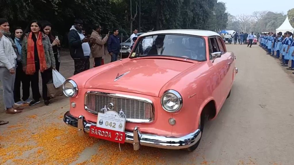 Vadodara Vintage Car Show વડોદરાના રસ્તા પર જોવા મળ્યો વૈભવી વિન્ટેજ