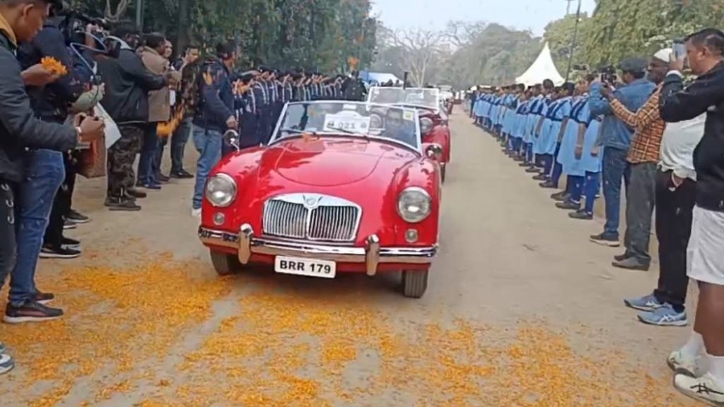 Vadodara Vintage Car Show વડોદરાના રસ્તા પર જોવા મળ્યો વૈભવી વિન્ટેજ