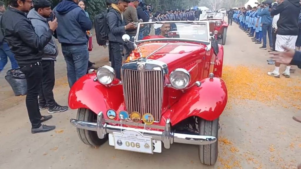 Vadodara Vintage Car Show વડોદરાના રસ્તા પર જોવા મળ્યો વૈભવી વિન્ટેજ