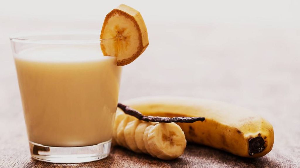 Milk, Dates And Banana Benefits જાણો દૂધ સાથે કેળા અને ખજૂર ખાવાના
