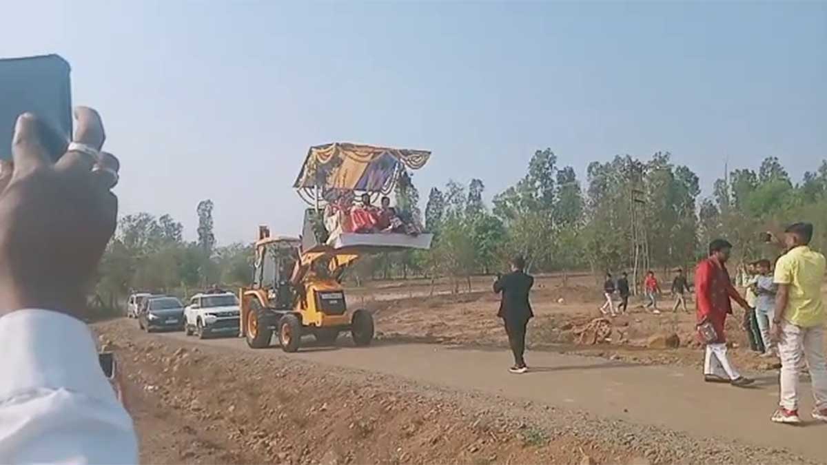 a-unique-life-took-place-in-chikhli-the-groom-boarded-the-jcb-and-reached-the-wedding