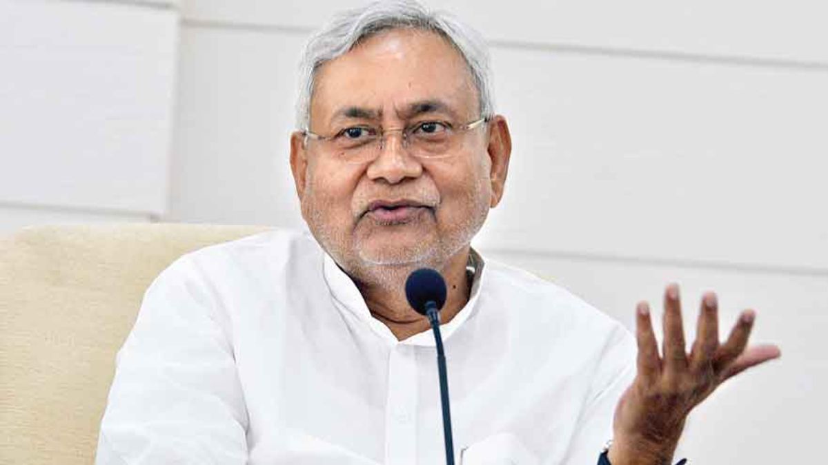 બિહારના CM નીતીશ કુમારને ગરમીએ કર્યા હેરાન; પત્રકારોના સવાલો સ્કીપ કરી કહ્યું- બહું ગરમી છે- Bihar CM Nitish Kumar bothered by heat Skipping the journalists' questions, he said ...