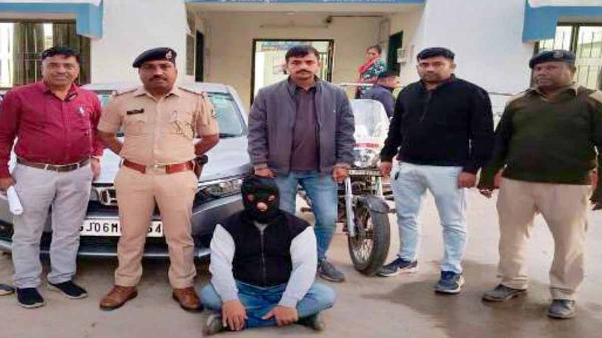 4-05-lakh-fraud-with-farmer-b-fake-income-tax-officer-one-arrested-from-vadodara-87580