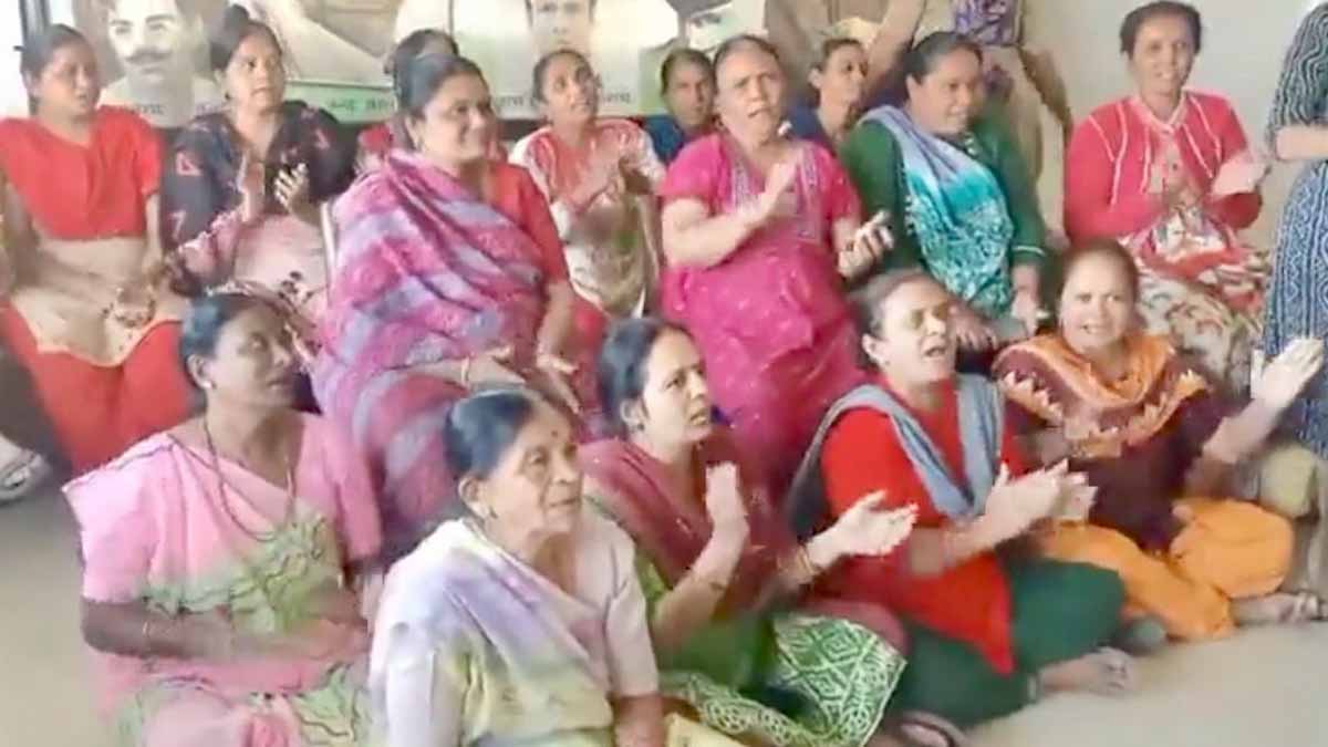 in-godhra-women-protest-oveer-the-water-issue-in-municipal-president-chamber-87594