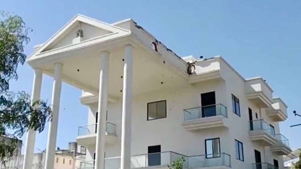 વડોદરામાં સરકારી જમીન પર બનેલા 100 કરોડના આલીશાન વ્હાઇટ હાઉસને ધ્વસ્ત