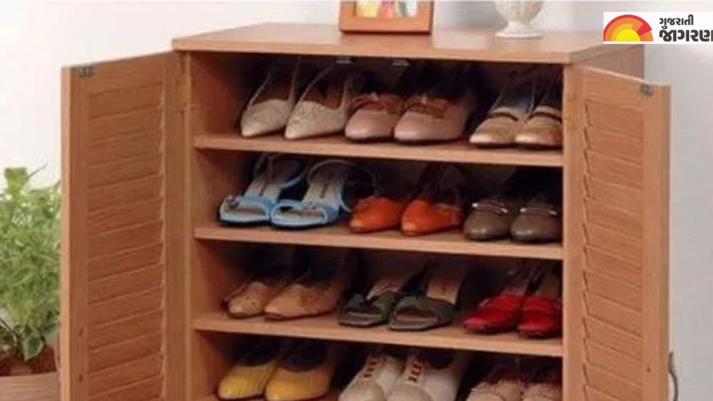 Vastu Tips For Home ઘરની આ જગ્યાઓ પર ક્યારેય ન મૂકો જૂતાચપ્પલ, થશે