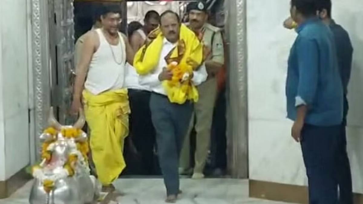 national-security-advisor-ajit-doval-reached-baba-mahakal-temple-ujjain-participates-in-divine-and-supernatural-bhasma-aarti-111738