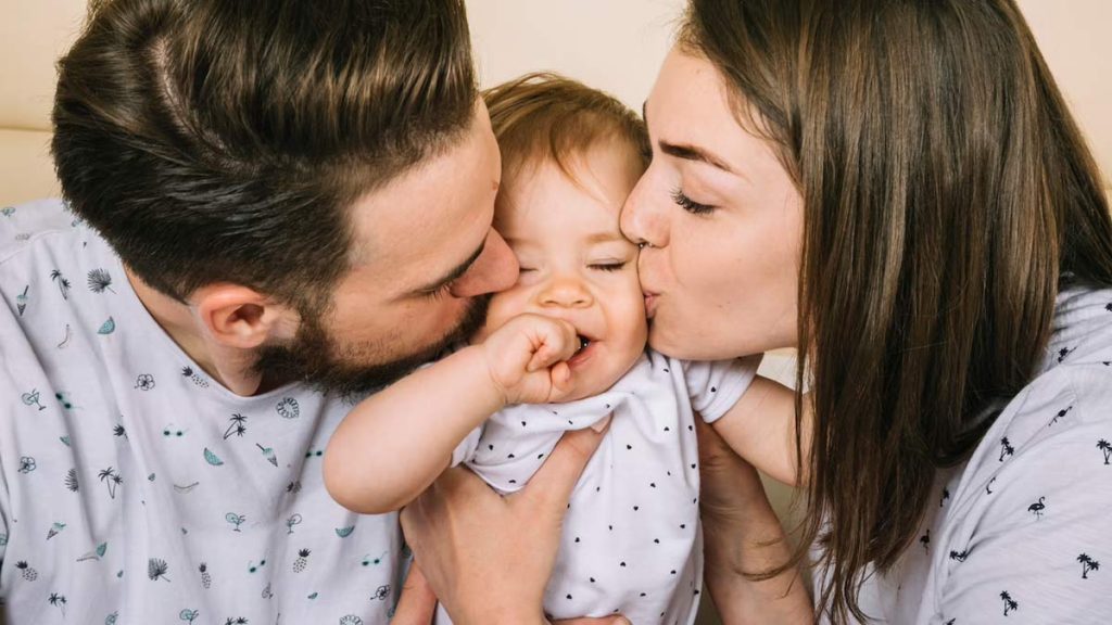 Side Effects Of Kissing A Newborn Baby બાળકોને કિસ કરવી ખતરનાક છે, જાણો તેનાથી થતાં નુકસાન વિશે