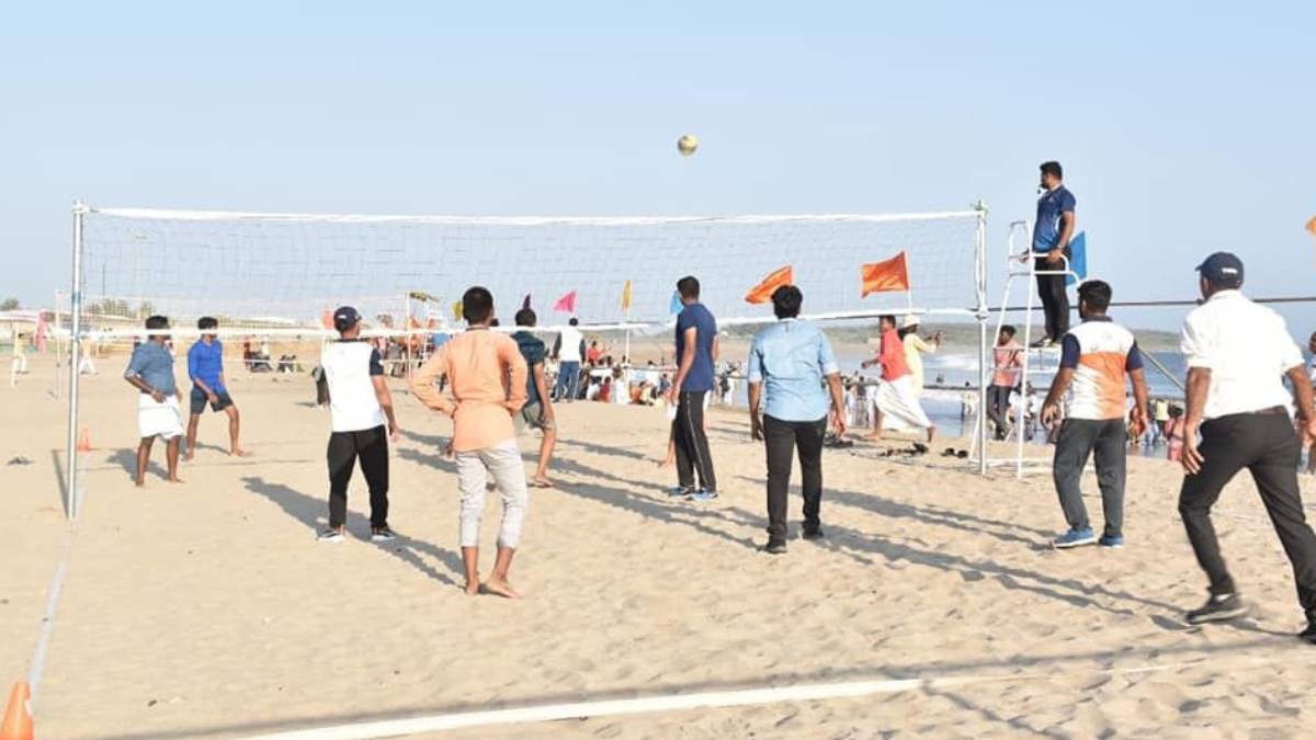 saurashtra-tamil-sangamam-tamil-guest-participate-in-beach-sports-at-somnath-beach-118377