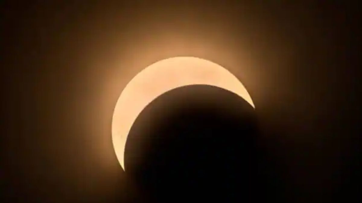 chandra-grahan-2025-lunar-eclipse-september-7-timing-sutak-kaal-and-impact-on-zodiac-signs-598076