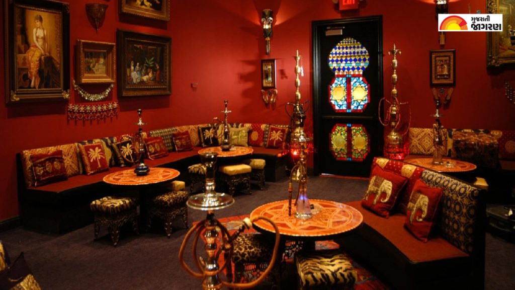 ગાંધીનગરઃ સરગાસણમાં રેસ્ટોરન્ટની આડમાં ચાલતું હુક્કાબાર ઝડપાયું, 1 લાખ