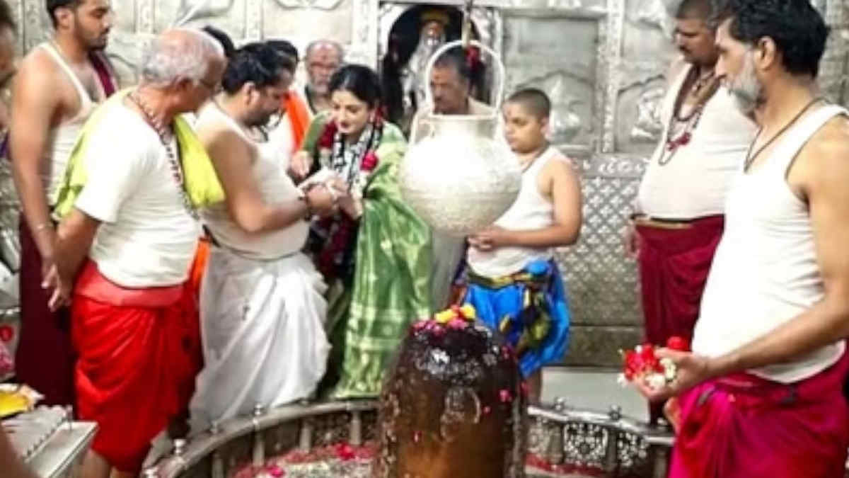 ravina-tandon-in-mahakal-actress-ravina-tondon-visited-baba-mahakal-worshiped-in-the-sanctum-sanctorum-watch-the-video-111976