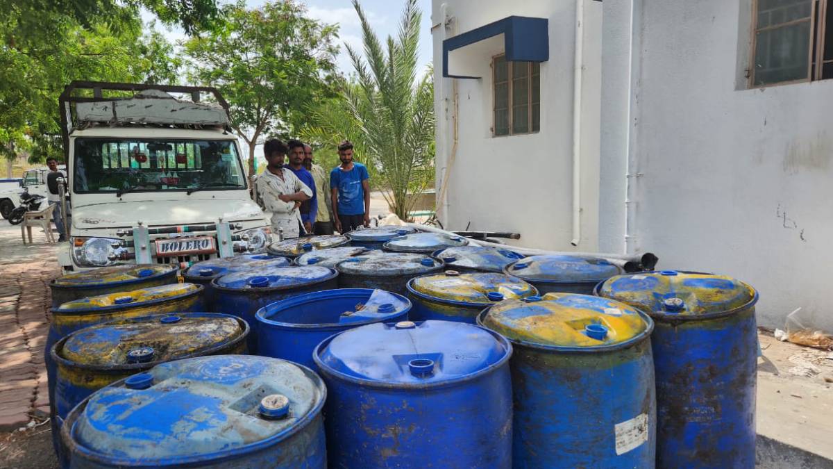 rajkot-news-state-monitoring-cell-busted-country-made-liquor-136899