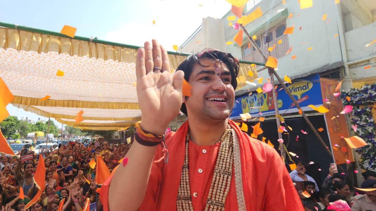 bageshwar-dham-dhirendra-shastri-arrived-at-ahmedabad-airport-latest-news-update-136283