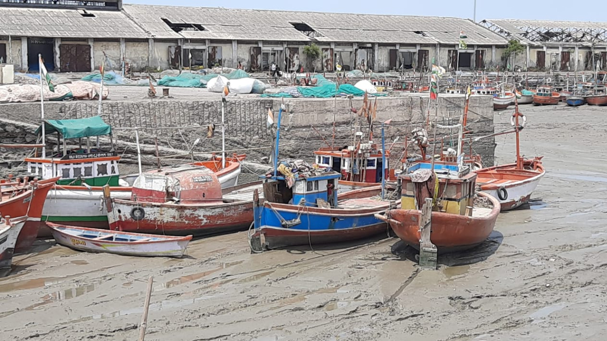 winds-of-60-to-70-kmph-in-jamnagar-and-dwarka-kept-all-boats-safe-on-shore-137186