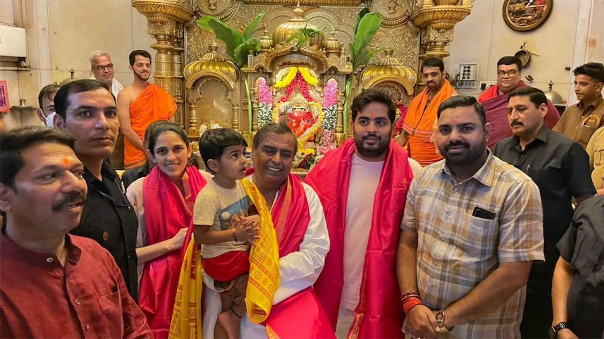 mukesh-ambani-visits-siddhivinayak-temple-with-son-daughter-in-law-and-grandson-watch-video-136128
