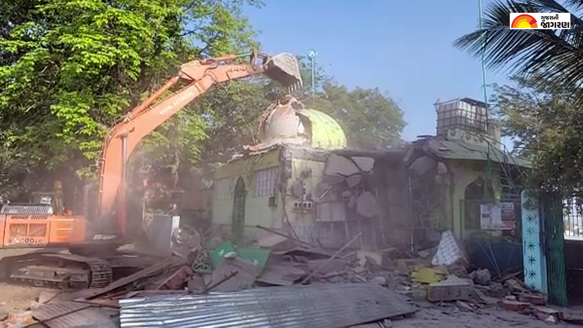 one-masjid-and-three-dargahs-were-vandalized-amid-tight-police-presence-in-dahod-133450