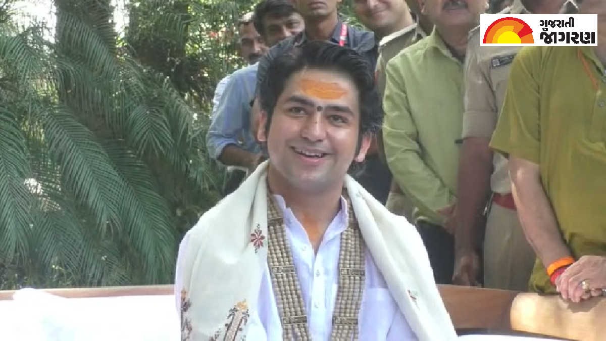 bageshwar-dham-baba-dhirendra-shastri-in-surat-statment-on-political-party-136814