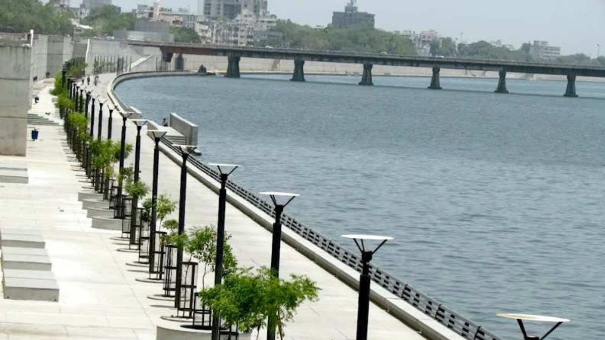 a-businessman-committed-suicide-by-jumping-into-the-river-from-the-riverfront-walkway-under-the-chandranagar-bridge-in-ahmedabad-police-are-investigating-137098