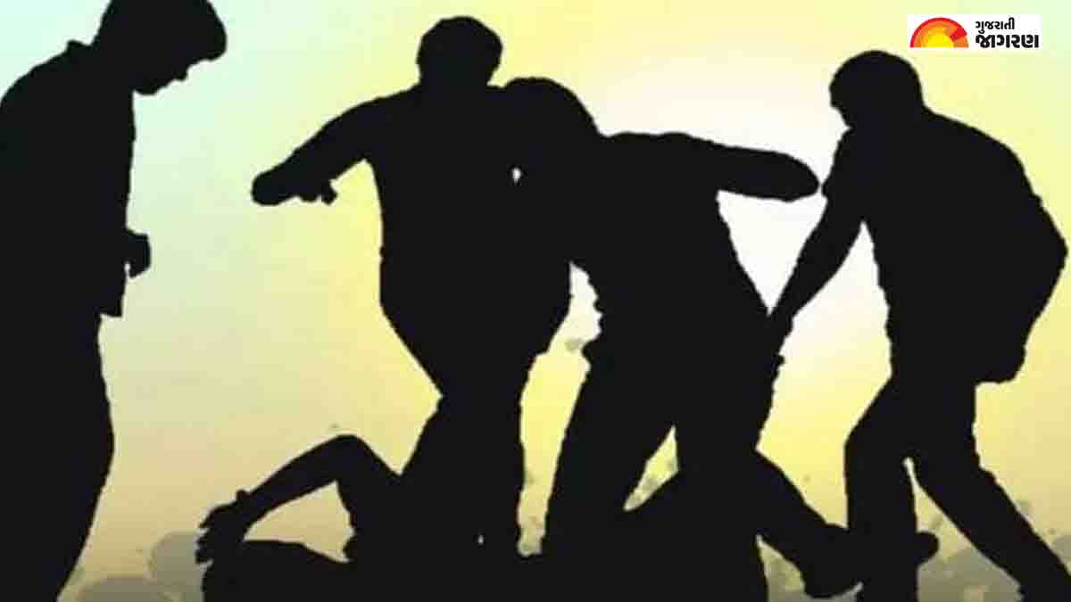 in-jamnagar-complaint-against-4-person-who-beat-up-two-youth-and-robbed-the-mini-truck-136632
