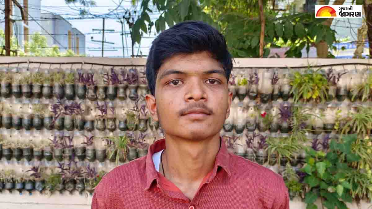 a-student-from-vadodara-studied-maths-and-science-only-through-youtube-scoring-97-in-maths-and-98-in-science-136239
