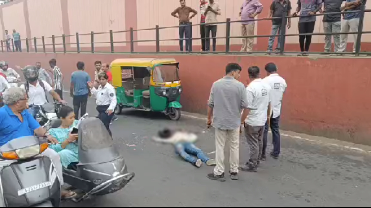 Accident In Ahmedabad પરિમલ ગાર્ડન નજીક અંડરપાસમાં એક્ટિવા સ્લીપ થતા