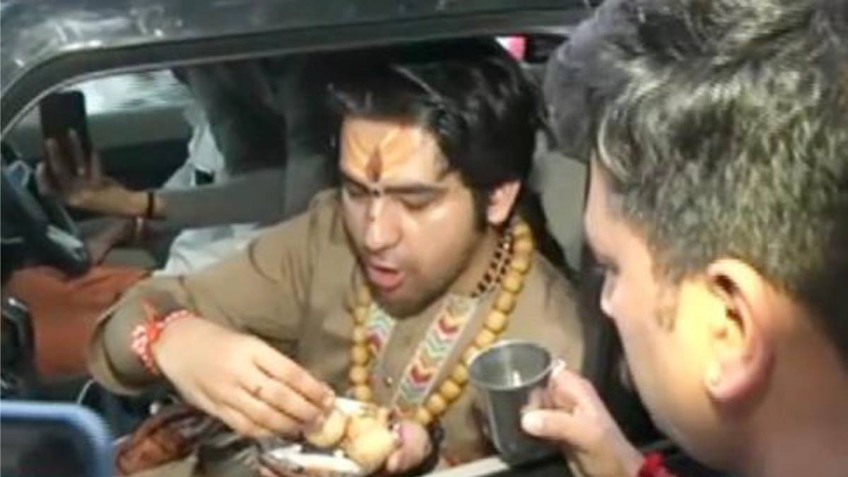 bageshwar-baba-divya-darbar-in-vadodara-dhirendra-shastri-eat-panipuri-video-viral-140962