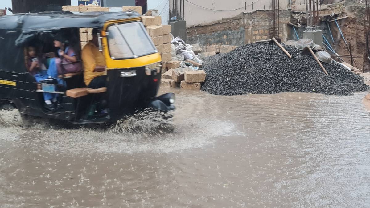 ગુજરાતભરમાં મેઘરાજા જોરદાર બેટિંગ કરી રહ્યા છે. સૌથી વધારે દક્ષિણ ગુજરાતમાં મેઘમહેર જોવા મળી રહી છે. ગુજરાતભરમાં મેઘરાજા જોરદાર બેટિંગ કરી રહ્યા છે. સૌથી વધારે દક્ષિણ ગુજરાતમાં મેઘમહેર જોવા મળી રહી છે.