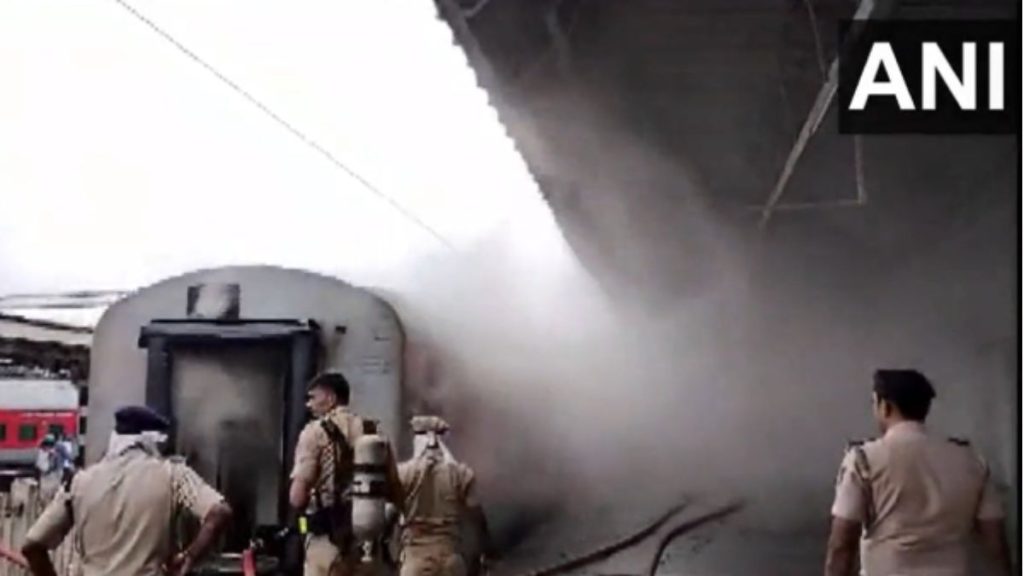 Udyan Express Catches Fire બેંગલુરુના સાંગોલી રાયન્ના રેલવે સ્ટેશન