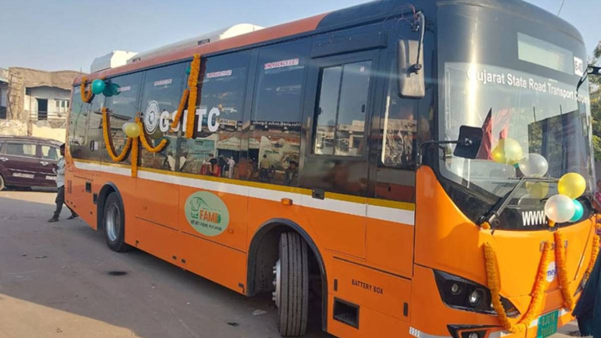 હિરાસર એરપોર્ટ માટે રવિવારથી રોજીંદી AC બસ સેવા શરૂ, બસ પોર્ટ પરથી