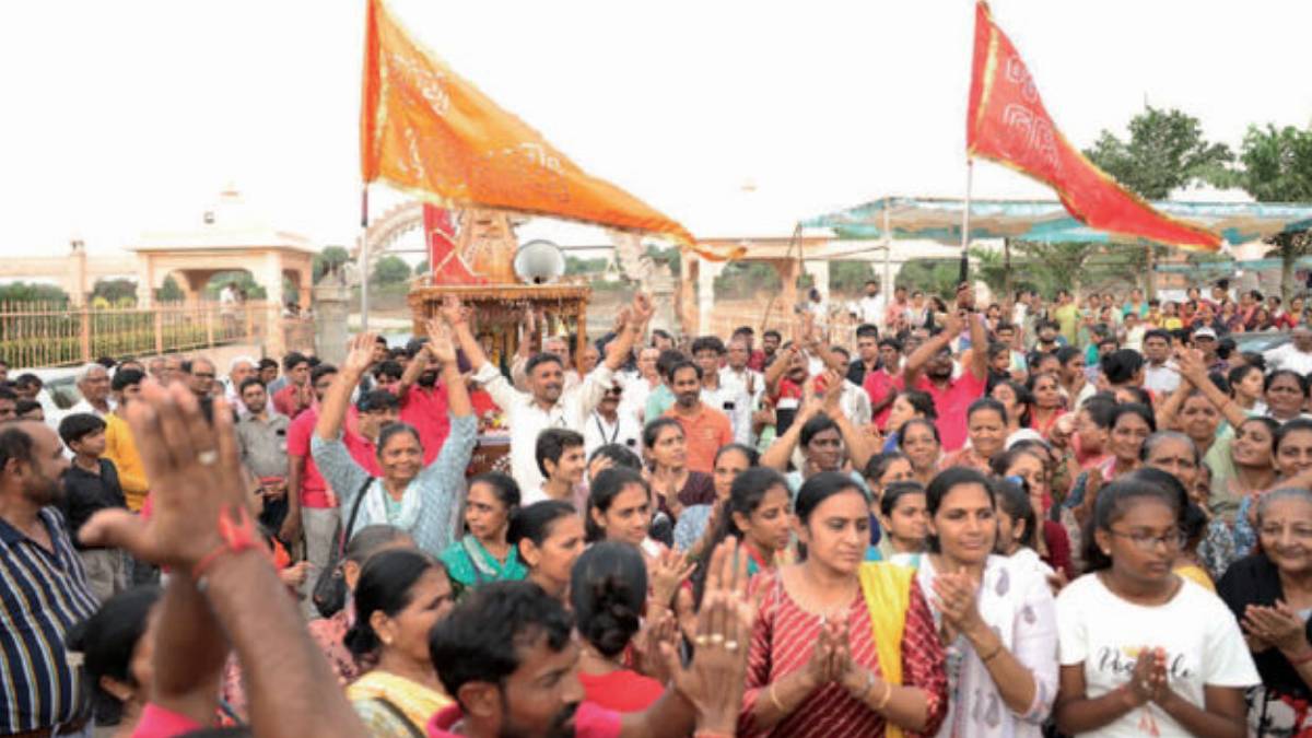 rajkot-grand-opening-of-quarter-centenary-festival-at-umiya-dham-at-sidsar-temple-hoists-125-yard-flag-on-125-foot-fine-205295