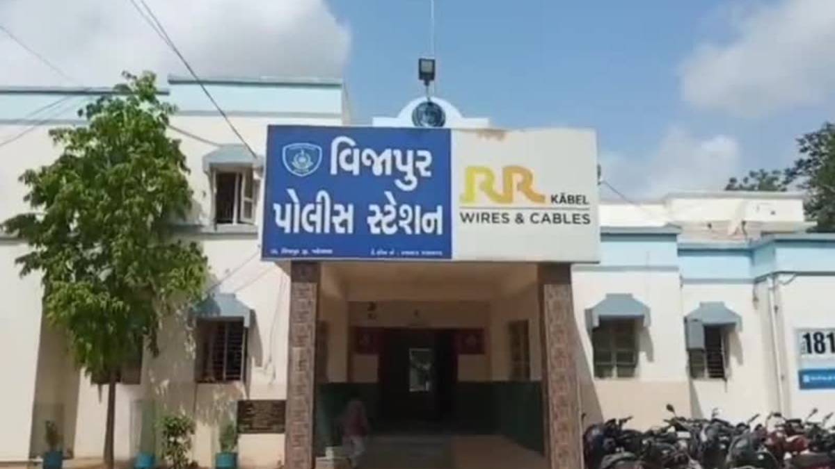 વિજાપુરમાં યુવકે પત્ની, પુત્રી અને પિતાને ફટકાર્યા, બધાને ઘર છોડીને જતા રહેવાની ધમકી આપી | Mahesana News Man Assault Wife daughter and father at vijapur