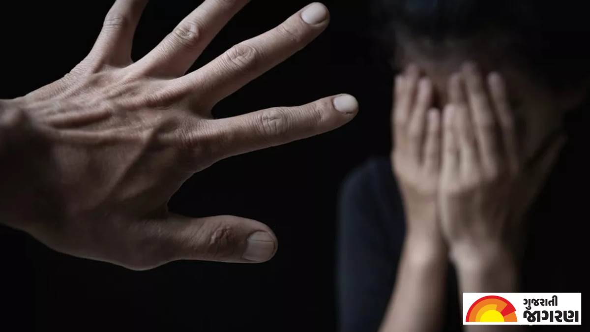 mahisagar-news-balasinor-headmaster-of-government-school-accused-of-molesting-physically-assaulting-teacher-by-sitting-next-to-her