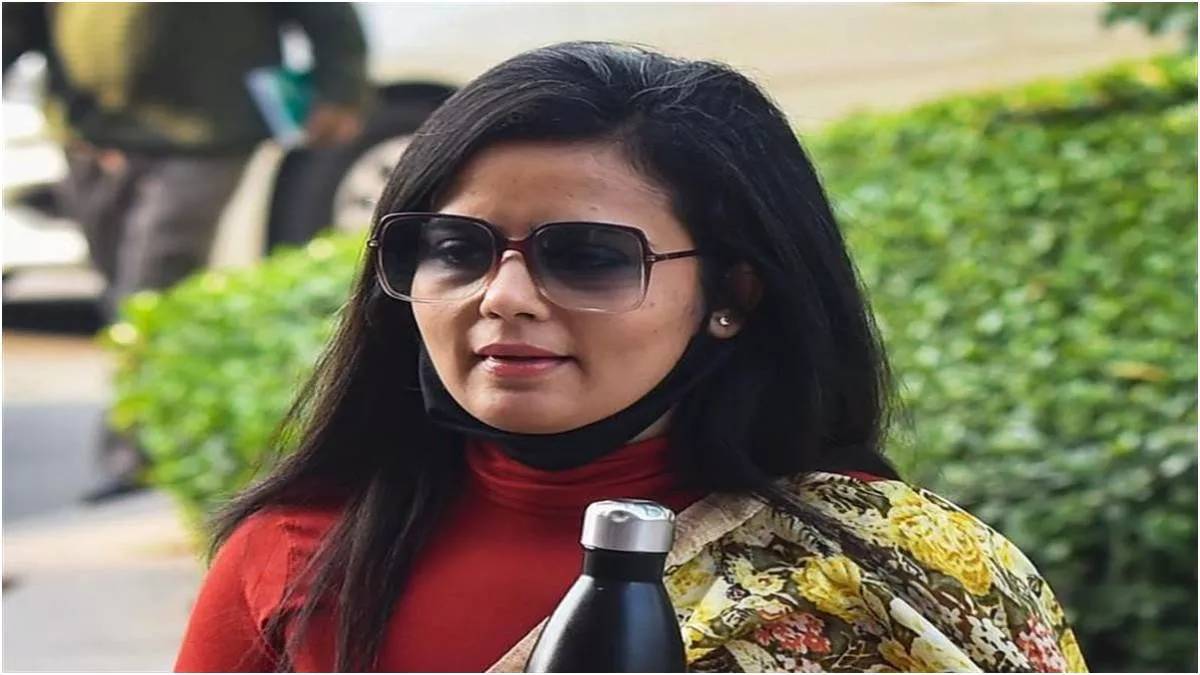 Mahua Moitra on X: Most amused to see some personal photos of me being  circulated on social media by @BJP4India 's troll sena. I like green dress  better on me than white