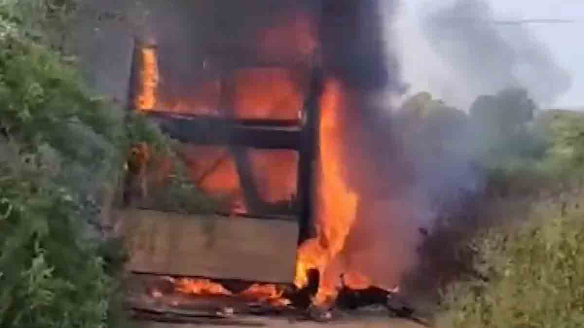 arvalli-news-three-died-after-truck-cuaght-fire-in-modasa