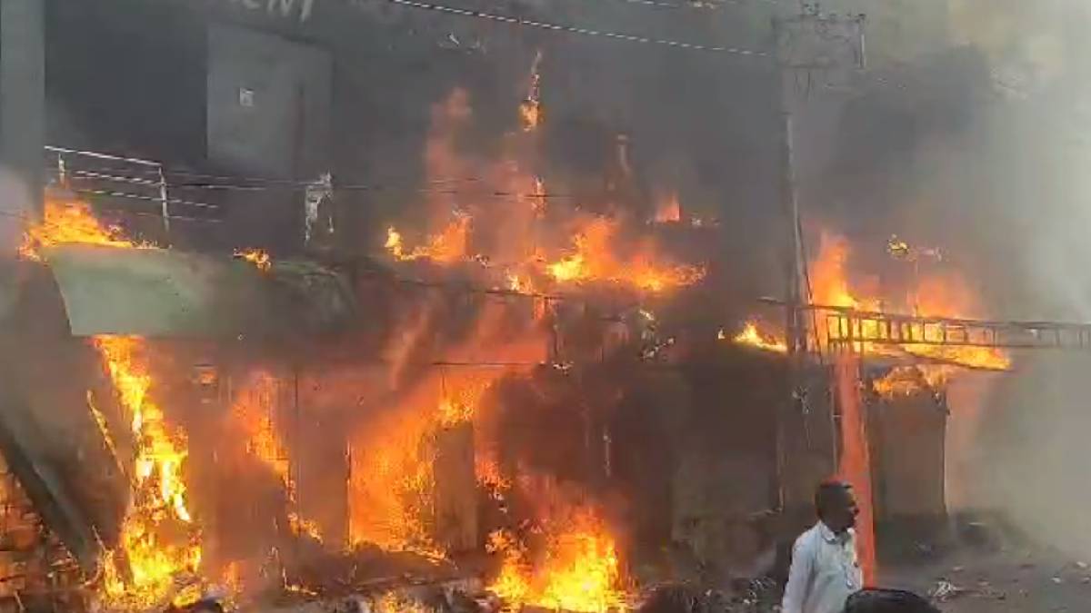 Massive fire engulfs at over 10 Shops in Dhangadhra, Surendranagar