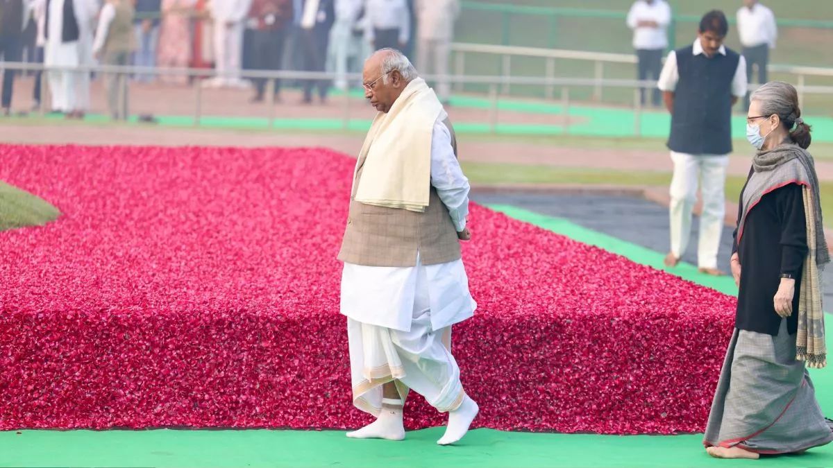 jawaharlal-nehru-birth-anniversary-many-leaders-including-pm-modi-and-rahul-gandhi-paid-emotional-tributes-to-pandit-nehru-232565