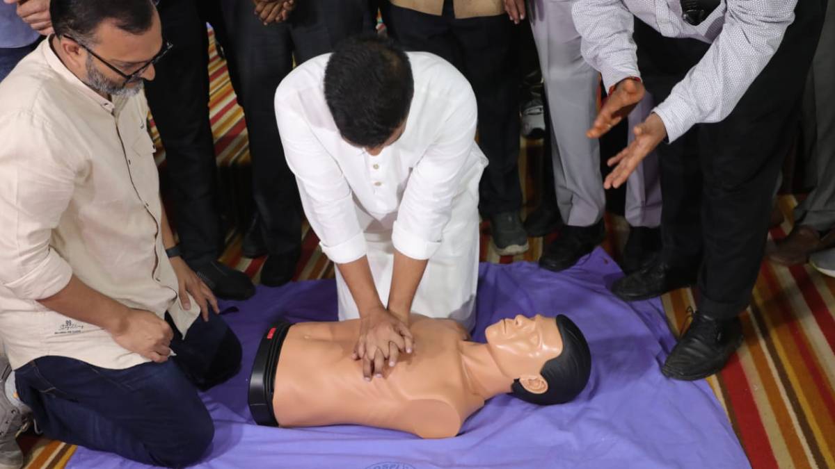 surat-news-cpr-training-giving-to-teachers-in-new-civil-hospital-243480