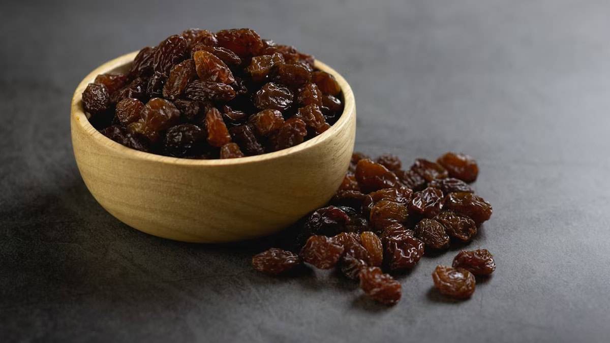 black-raisins-help-to-control-high-blood-pressure-know-how-to-consume-it-in-gujarati-241948