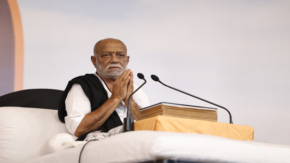 morari-bapu-pays-tribute-to-those-killed-in-heavy-floods-at-vaishno-devi-announces-assistance-to-families-593889