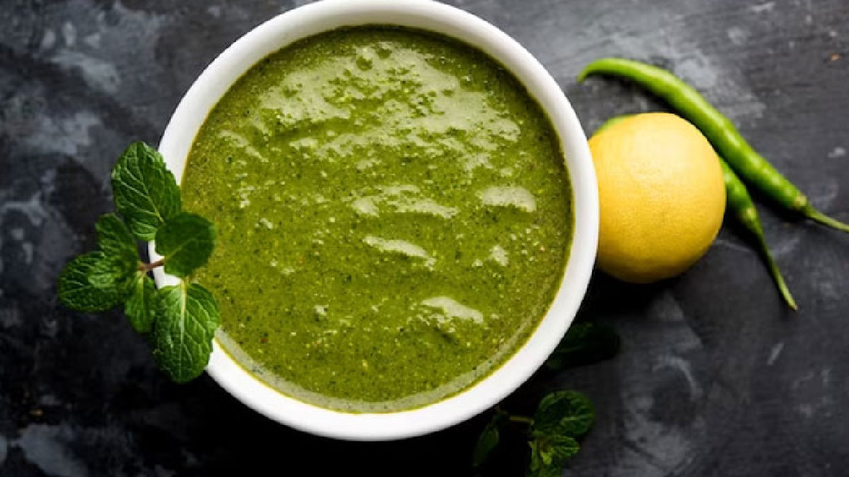 how-to-make-spicy-green-chutney-recipe-for-chaat-444342