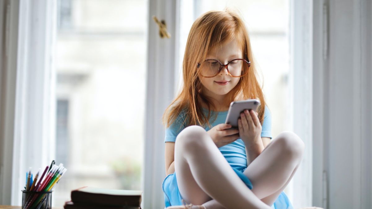 parenting-tips-smartphone-addiction-in-children-257220