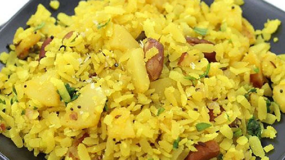 how-to-make-perfect-batata-poha-recipe-at-home-in-gujarati-259918