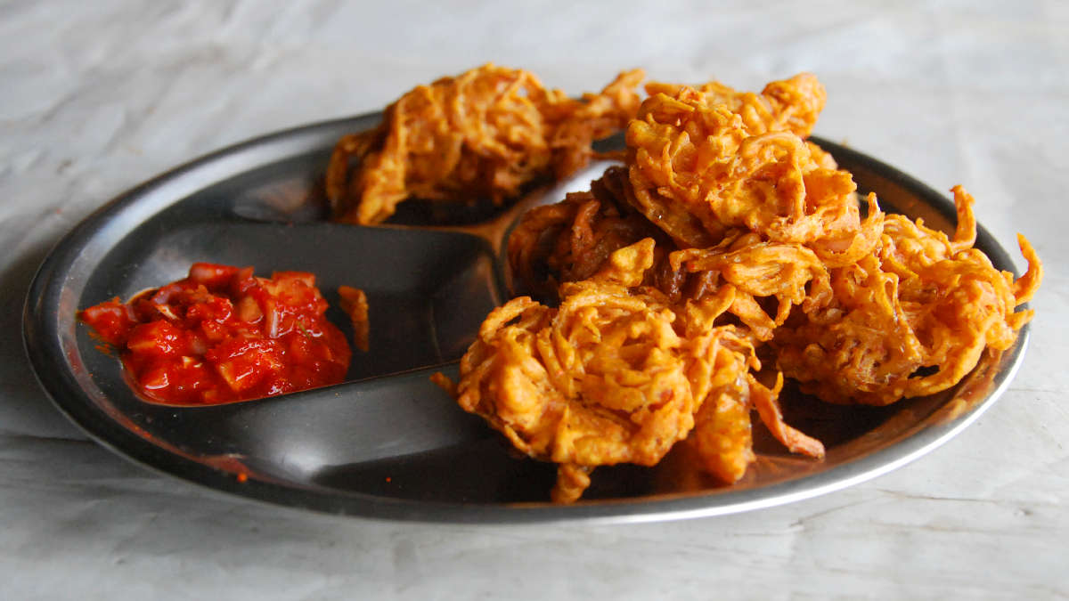 kanda-tikdi-bhajiya-recipe-how-to-make-crispy-onion-pakoda-at-home-261171
