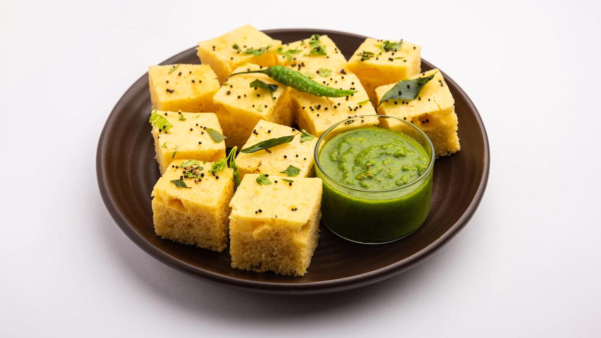 how-to-make-gujarati-traditional-khatta-dhokla-recipe-at-home-260286